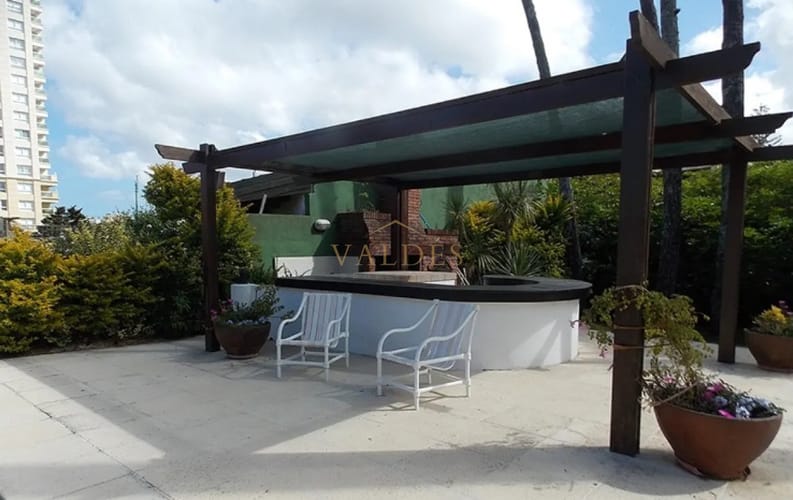 Excelente Casa de 4 Dormitorios con Piscina en Playa Mansa, Alquiler · Foto 3