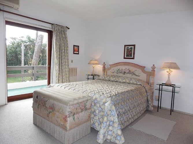 Excelente Casa de 4 Dormitorios con Piscina en Playa Mansa, Alquiler · Foto 7
