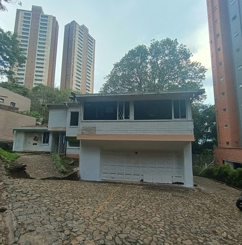 Casa en arriendo en El Poblado, Medellín · foto 2 de 20