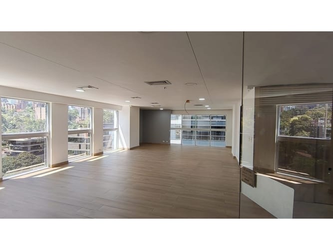Oficina en arriendo en El Diamante No. 2, Medellín, 226 m² · foto 3 de 6