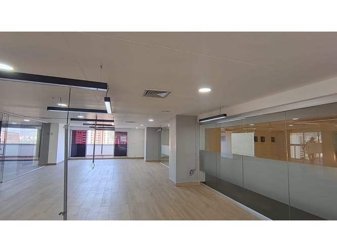 Oficina en arriendo en El Diamante No. 2, Medellín, 226 m² · foto 4 de 6