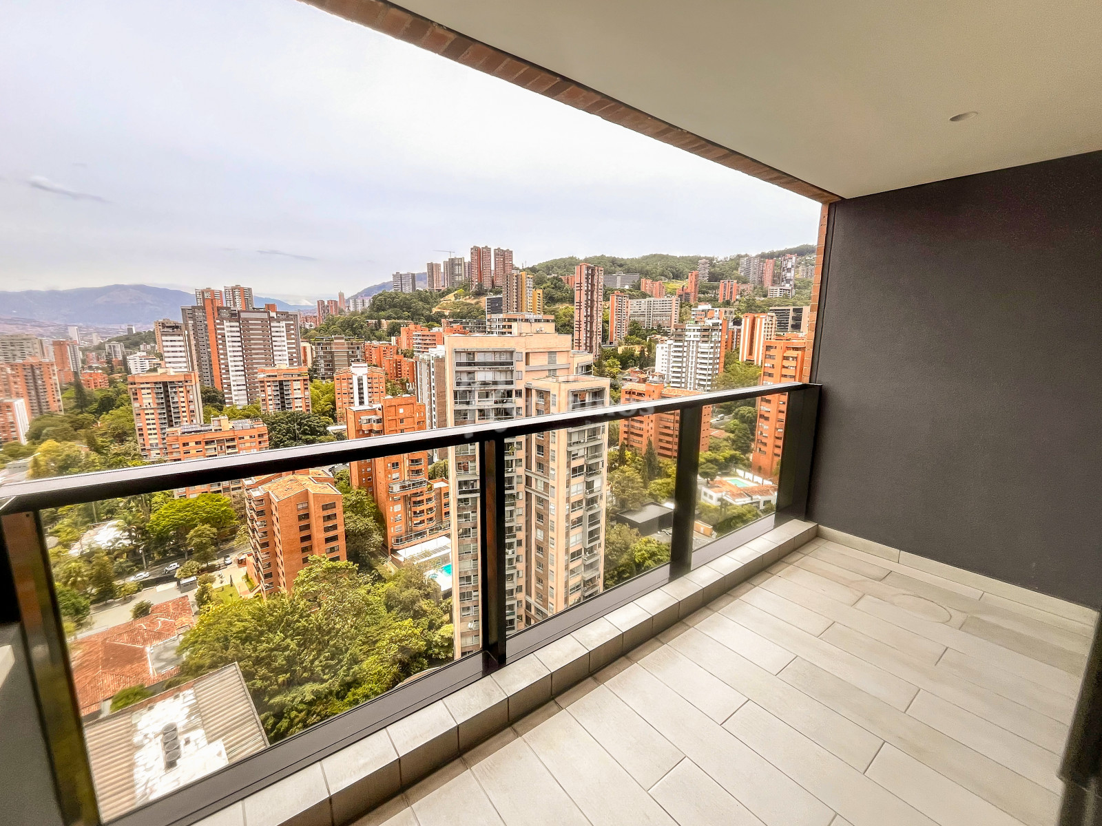 Apartamento en arriendo en Lalinde, Medellín · foto 2 de 24