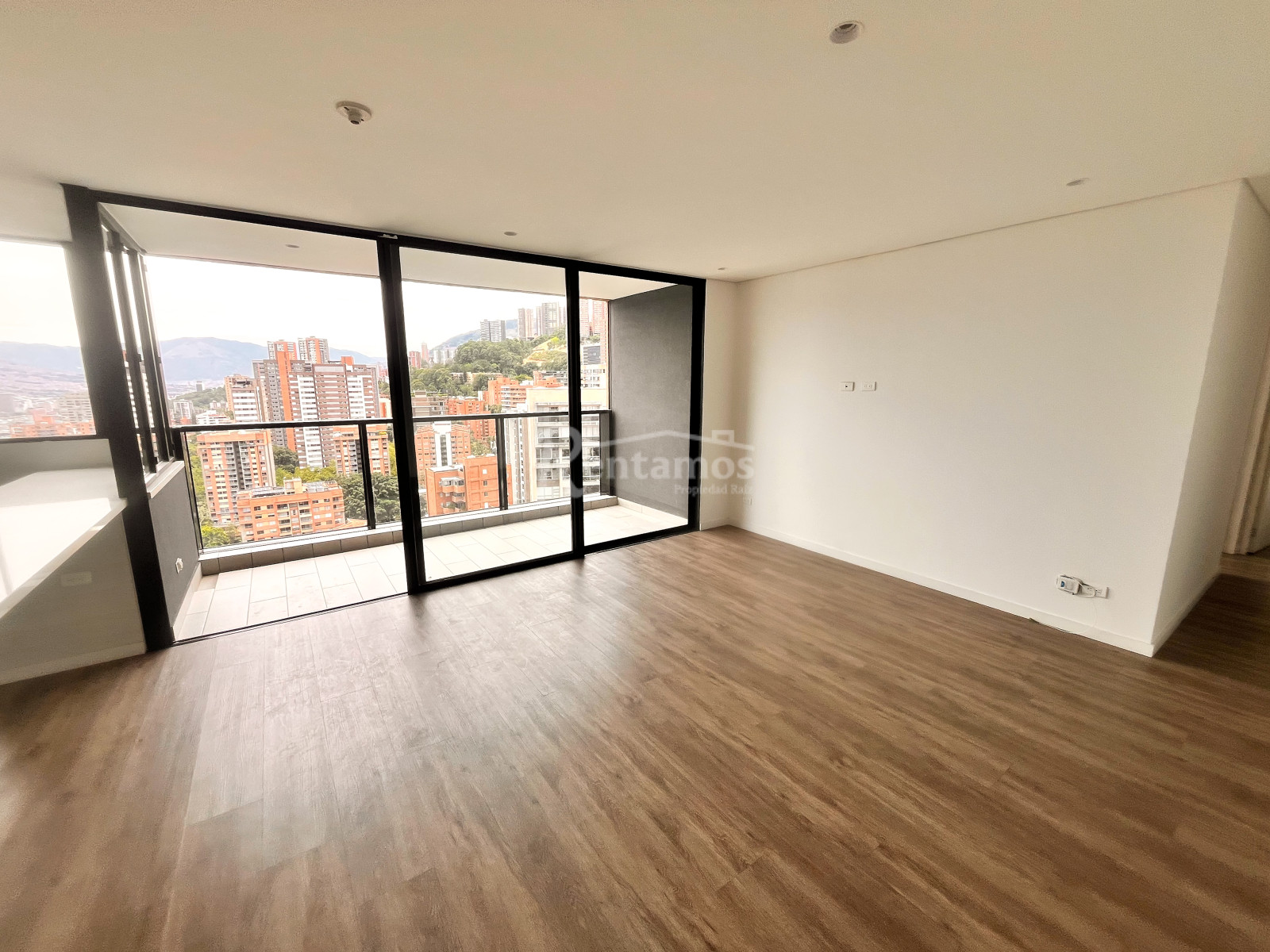 Apartamento en arriendo en Lalinde, Medellín · foto 3 de 24