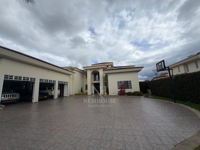 Casa de 5 alcobas en venta en San Simón, Bogotá, 472 m² · foto 2 de 24