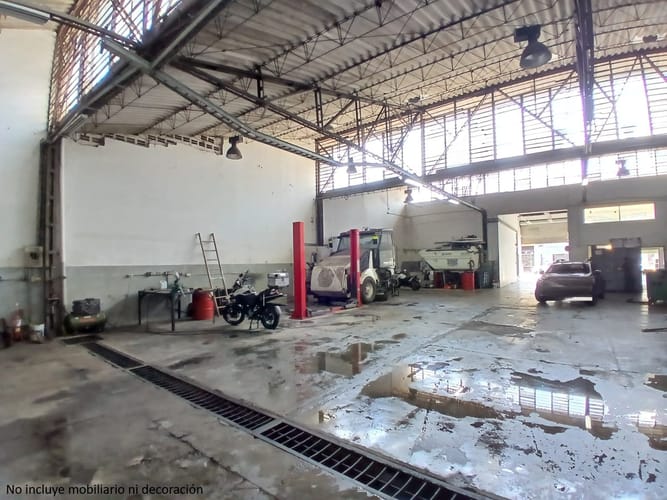 Bodega en arriendo en Perpetuo Socorro, Medellín, 553 m² · foto 2 de 10