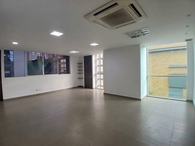 Oficina en arriendo en Los Balsos, Medellín, 56 m² · foto 2 de 12