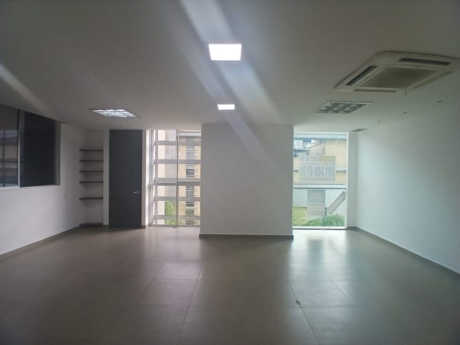 Oficina en arriendo en Los Balsos, Medellín, 56 m² · foto 10 de 12