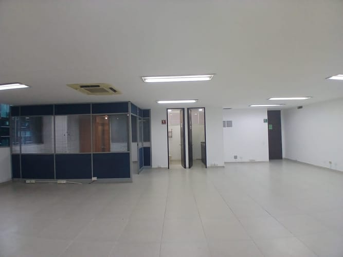 Oficina en arriendo en Los Balsos, Medellín, 93 m² · foto 2 de 13