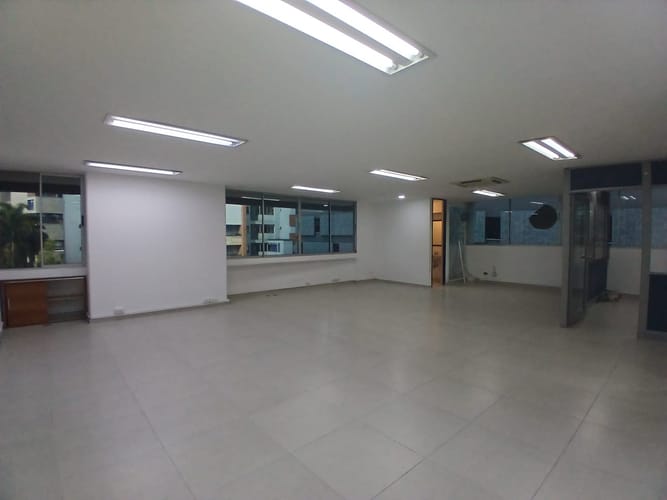 Oficina en arriendo en Los Balsos, Medellín, 93 m² · foto 8 de 13
