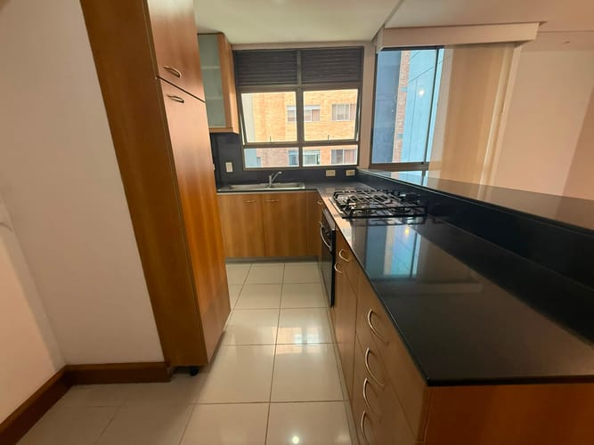 Apartamento de 2 alcobas en arriendo en El Castillo, Medellín, 180 m² · foto 2 de 15