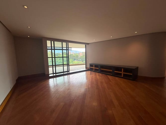 Apartamento de 2 alcobas en arriendo en El Castillo, Medellín, 180 m² · foto 4 de 15