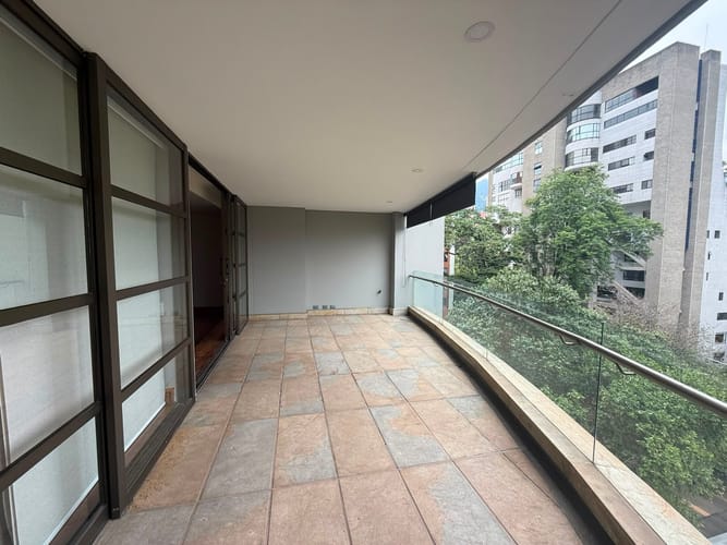 Apartamento de 2 alcobas en arriendo en El Castillo, Medellín, 180 m² · foto 6 de 15