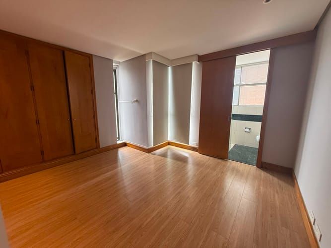 Apartamento de 2 alcobas en arriendo en El Castillo, Medellín, 180 m² · foto 9 de 15