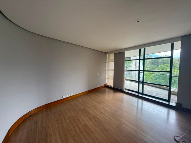 Apartamento de 2 alcobas en arriendo en El Castillo, Medellín, 180 m² · foto 11 de 15