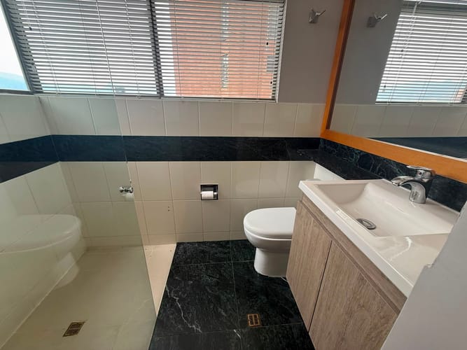Apartamento de 2 alcobas en arriendo en El Castillo, Medellín, 180 m² · foto 13 de 15
