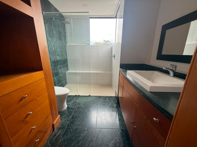 Apartamento de 2 alcobas en arriendo en El Castillo, Medellín, 180 m² · foto 14 de 15