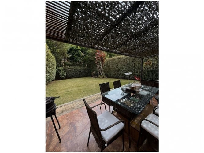 Casa de 3 alcobas en venta en Loma Benedictinos, Envigado, 260 m² · foto 3 de 17