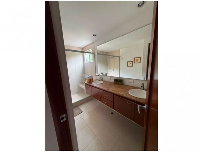 Casa de 3 alcobas en venta en Loma Benedictinos, Envigado, 260 m² · foto 11 de 17