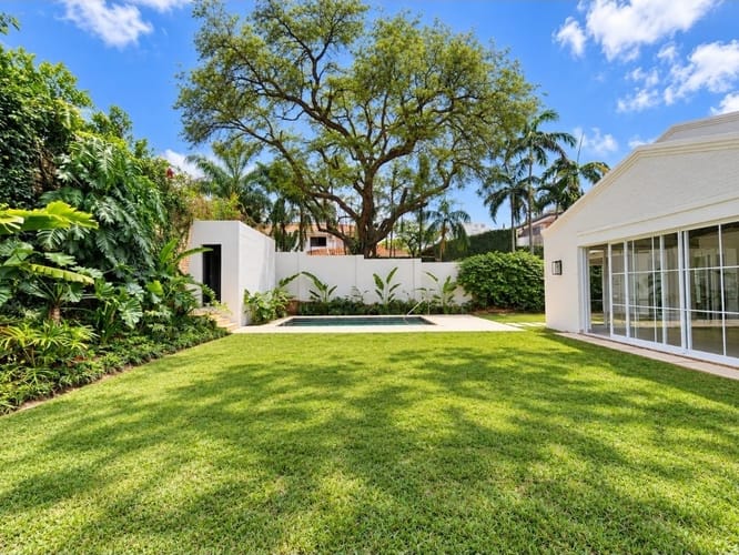 EN VENTA - HERMOSA Y AMPLIA RESIDENCIA, TOTALMENTE REFACCIONADA A ESTRENAR, EN EL EXCLUSIVO BARRIO MBURUCUYA. - foto 4