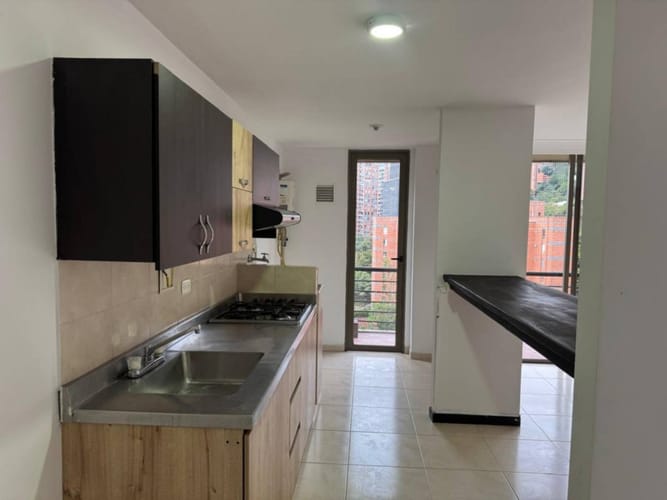 Apartamento de 2 alcobas en arriendo en Castropol, Medellín, 90 m² · foto 9 de 19