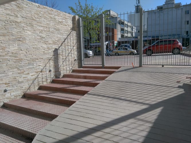 Local tipo dúplex, con posibilidad de ampliar el metraje.  Entrada independiente al edificio. · Foto 3