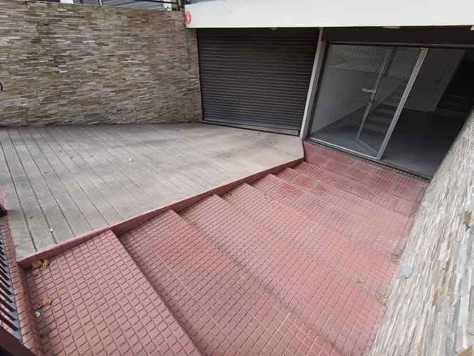 Local tipo dúplex, con posibilidad de ampliar el metraje.  Entrada independiente al edificio. · Foto 4