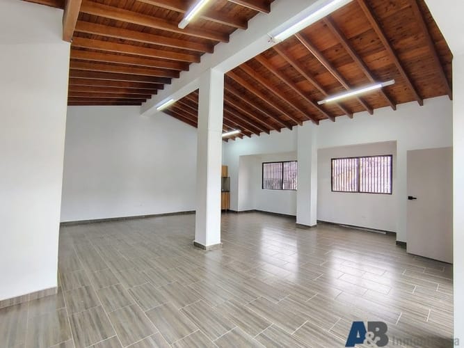 Local en arriendo en El Poblado, Medellín, 70 m² · foto 2 de 8