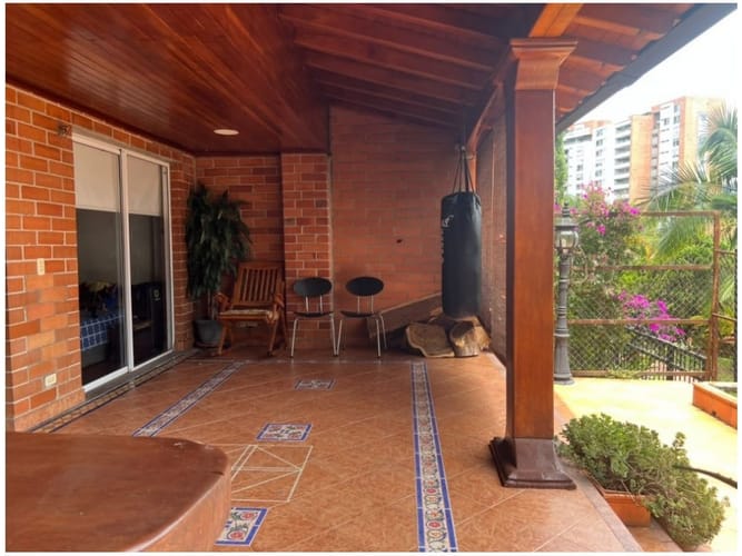 Casa de 7 alcobas en venta en Colina Campestre, Envigado, 264 m² · foto 2 de 11