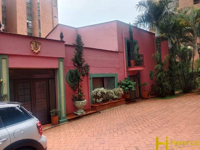 Casa de 4 alcobas en venta en Las Lomas, Medellín, 450 m² · foto 2 de 21