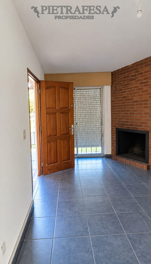 Casa en alquiler, 3 dormitorios, 1 baño, patio, cochera. Solymar.