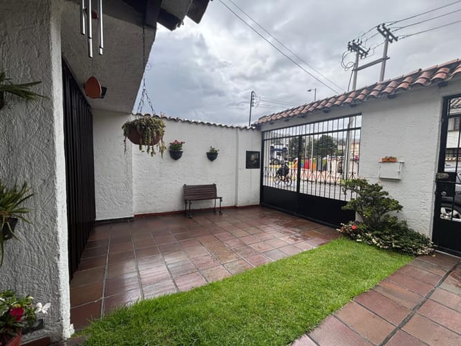 Casa de 5 alcobas en venta en Niza Norte, Bogotá, 309 m² · foto 3 de 24