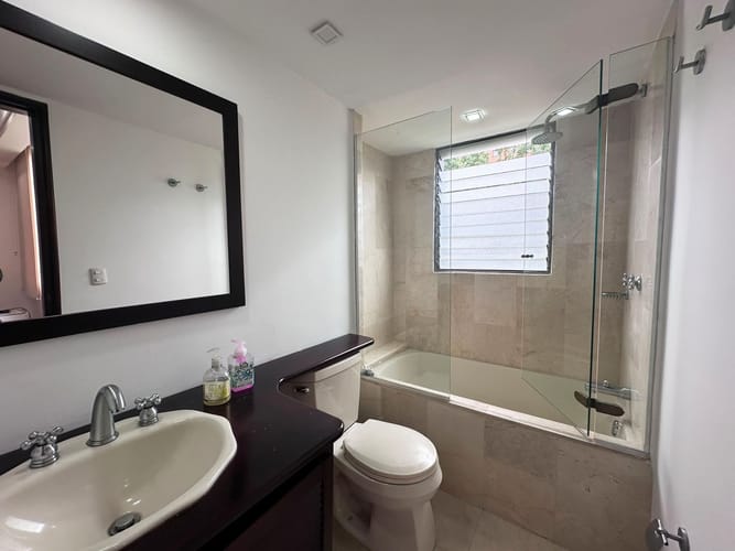 Apartamento de 3 alcobas en arriendo en El Poblado, Medellín, 227 m² · foto 17 de 17