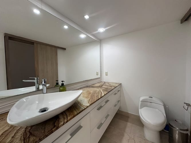 Apartamento de 3 alcobas en arriendo en El Poblado, Medellín, 227 m² · foto 15 de 17
