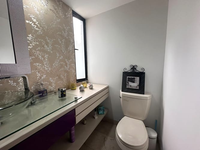 Apartamento de 3 alcobas en arriendo en El Poblado, Medellín, 227 m² · foto 16 de 17