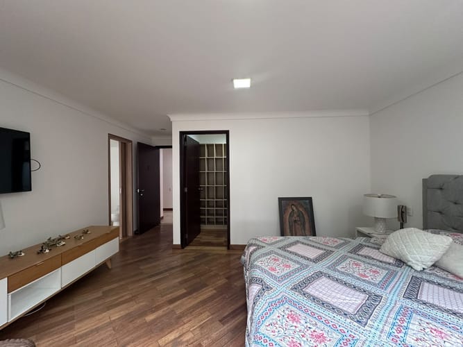 Apartamento de 3 alcobas en arriendo en El Poblado, Medellín, 227 m² · foto 12 de 17
