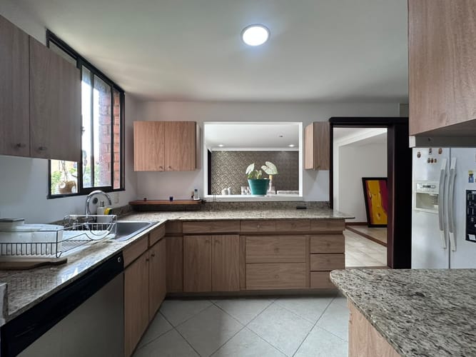 Apartamento de 3 alcobas en arriendo en El Poblado, Medellín, 227 m² · foto 5 de 17