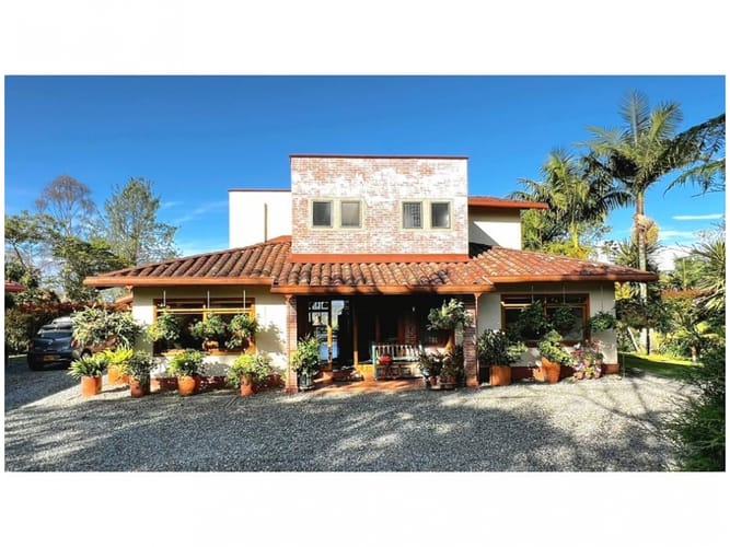 Casa de 4 alcobas en venta en La Catedral, Sabaneta, 369 m² · foto 2 de 20