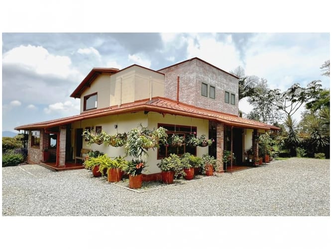 Casa de 4 alcobas en venta en La Catedral, Sabaneta, 369 m² · foto 3 de 20