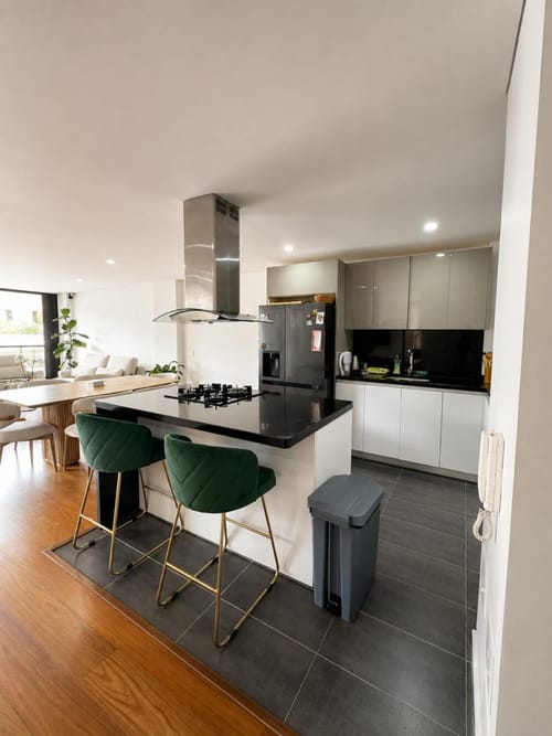 Apartamento de 2 alcobas en venta en Santa Barbara Occidental, Bogotá, 152 m² · foto 5 de 15