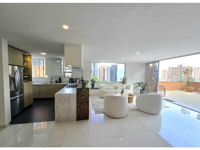 Apartamento de 3 alcobas en venta en El Tesoro, Medellín, 210 m² · foto 2 de 17