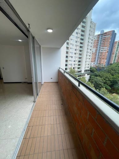 Apartamento de 3 alcobas en arriendo en Loma De Los Bernal, Medellín, 85 m² · foto 8 de 21