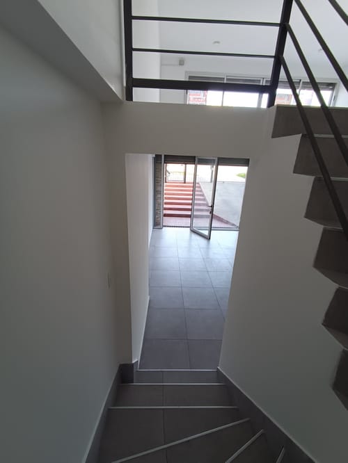 Local tipo dúplex, con posibilidad de ampliar el metraje.  Entrada independiente al edificio. · Foto 8