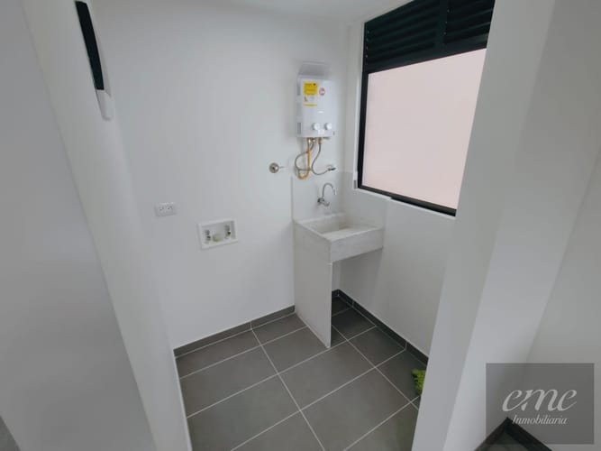 Apartamento de 3 alcobas en arriendo en Asomadera No.2, Medellín, 79 m² · foto 4 de 19