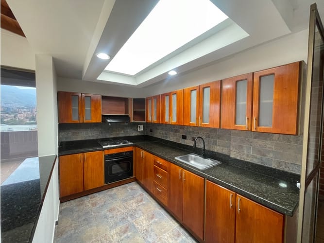 Apartamento de 3 alcobas en arriendo en Lorena, Medellín, 240 m² · foto 6 de 22