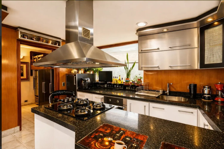Apartamento de 3 alcobas en venta en Santa Barbara Occidental, Bogotá, 204 m² · foto 5 de 17