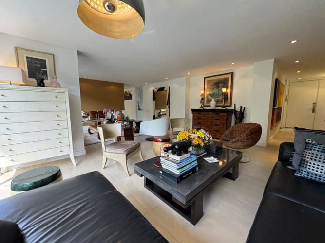 Apartamento de 3 alcobas en venta en Chico Norte, Bogotá, 200 m² · foto 2 de 23