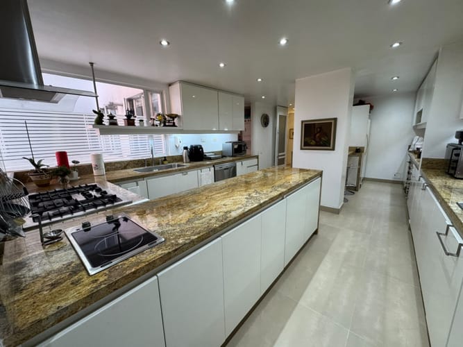 Apartamento de 3 alcobas en venta en Chico Norte, Bogotá, 200 m² · foto 8 de 23