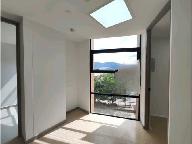 Consultorio en arriendo en El Poblado, Medellín, 33 m² · foto 3 de 11