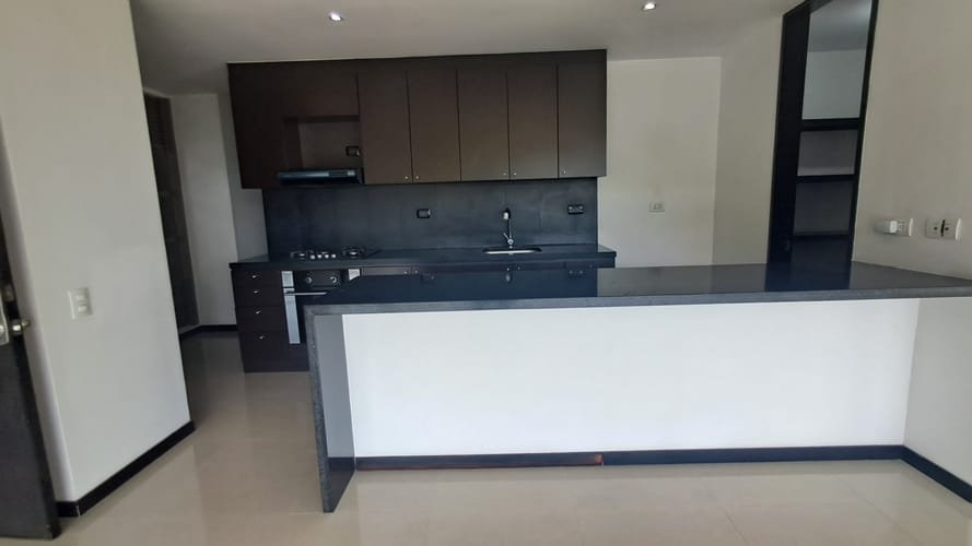 Apartamento de 2 alcobas en arriendo en Altos Del Poblado, Medellín, 145 m² · foto 2 de 16