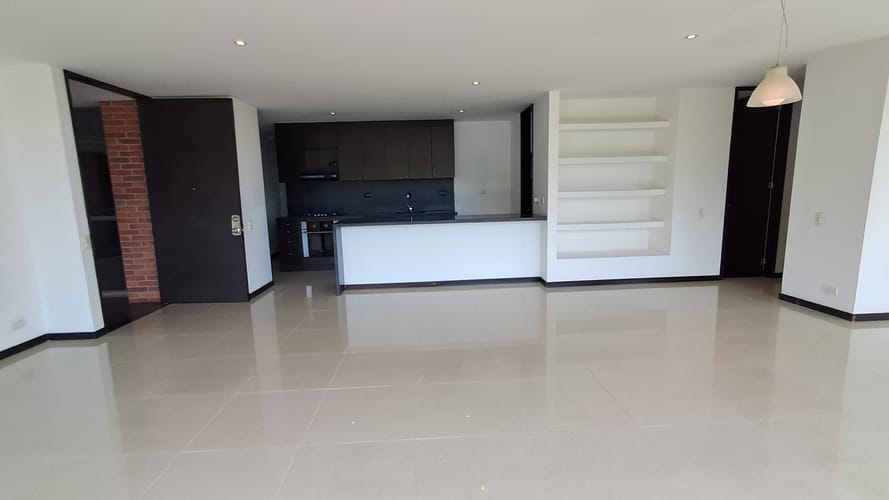 Apartamento de 2 alcobas en arriendo en Altos Del Poblado, Medellín, 145 m² · foto 3 de 16